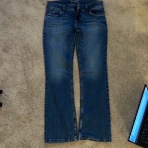 Women’s Wrangler jeans with decorated embroidered back pockets